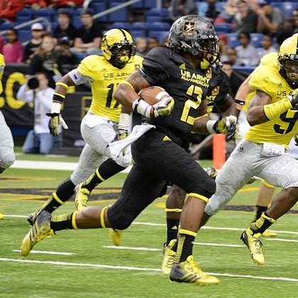 Derrick Henry running the ball at the U.S. Army All-American Bowl while at Yulee High School